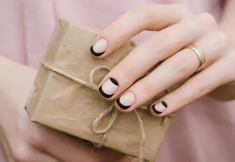 Czarny french manicure 