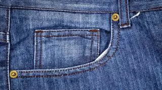 Do czego służy mała kieszonka jeansów?
