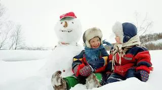 Dzieci na śniegu, zima, ferie