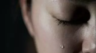 płacząca młoda kobieta 