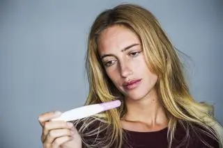 Kobieta patrząca na test