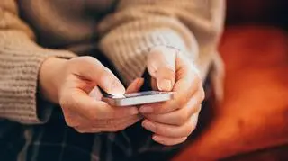 Smartfony mogą niszczyć zęby? Dowody naukowe nie pozostawiają wątpliwości