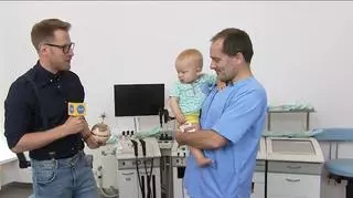 Laureat majowej Pozytywki - doktor Adam Mol nazywany jest aniołem. Operuje niemowlęta