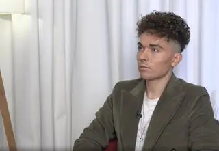 Młody pisarz doświadczył odrzucenia. "Wcześnie się wyprowadziłem z domu, by nie znienawidzić rodziców" 