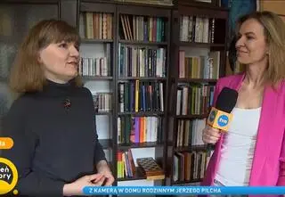 Z kamerą w domu rodzinnym Jerzego Pilcha. Córka: "Ciągle jest obecny w moim życiu"