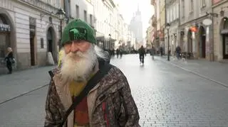 Pan Witold od trzech lat jest bezdomny. Jak można mu pomóc? 