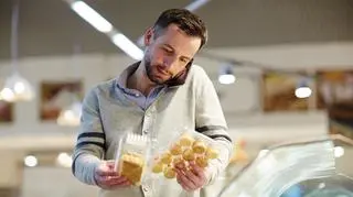 Mężczyźni na zakupach okiem ekspedientek. "Czy ten schab jest drobiowy?"