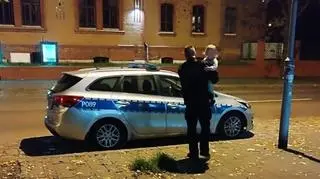 Bosy 2-latek w samym pampersie i koszulce błąkał się po ulicy