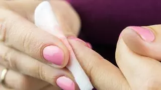 Kobiece dłonie. Zmywanie lakieru do paznokci. Triki urodowe z TikToka