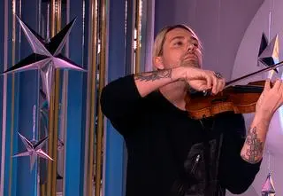 David Garrett łączy ze sobą różne style muzyczne. Jak to robi? 