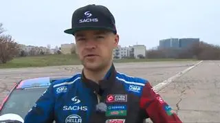 Driftuje kierując stopą