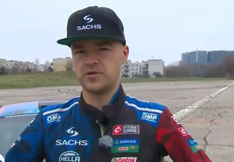 Driftuje kierując stopą