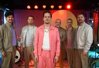 Krzysztof Zalewski zaśpiewał swój najnowszy utwór. "Z lotu ptaka nie istnieją mury, zasieki, podziały"