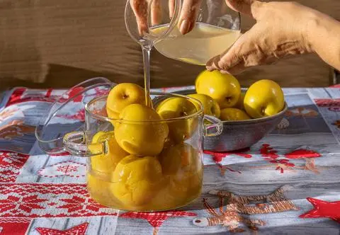 Fermentowane owoce na zdrowie: dlaczego warto spróbować kiszonych jabłek?