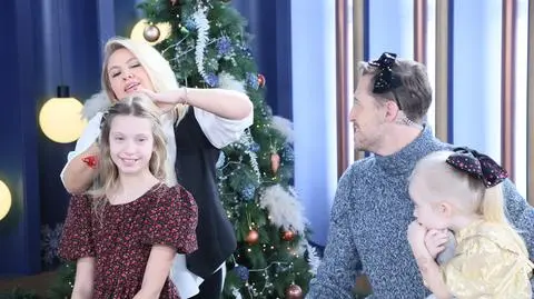 Prosty i efektowny patent na świąteczną fryzurę. Jak przygotować kokardę i wpiąć ją we włosy?