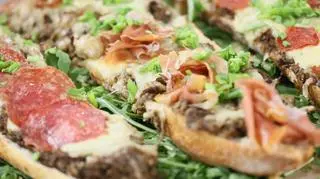 Zapiekanki z pieczarkami i serem – typowy street food z wakacyjnych deptaków