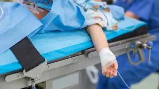 Zanurzył 8-latka "za karę" w gorącej wodzie. Chłopiec trafił do szpitala z poparzeniem 30% ciała 