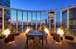 The Roof Skybar na 21. piętrze Crowne Plaza