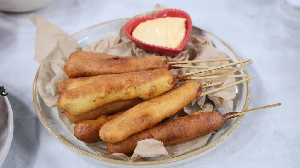 Corndogi z sosem serowym i szczypiorkiem