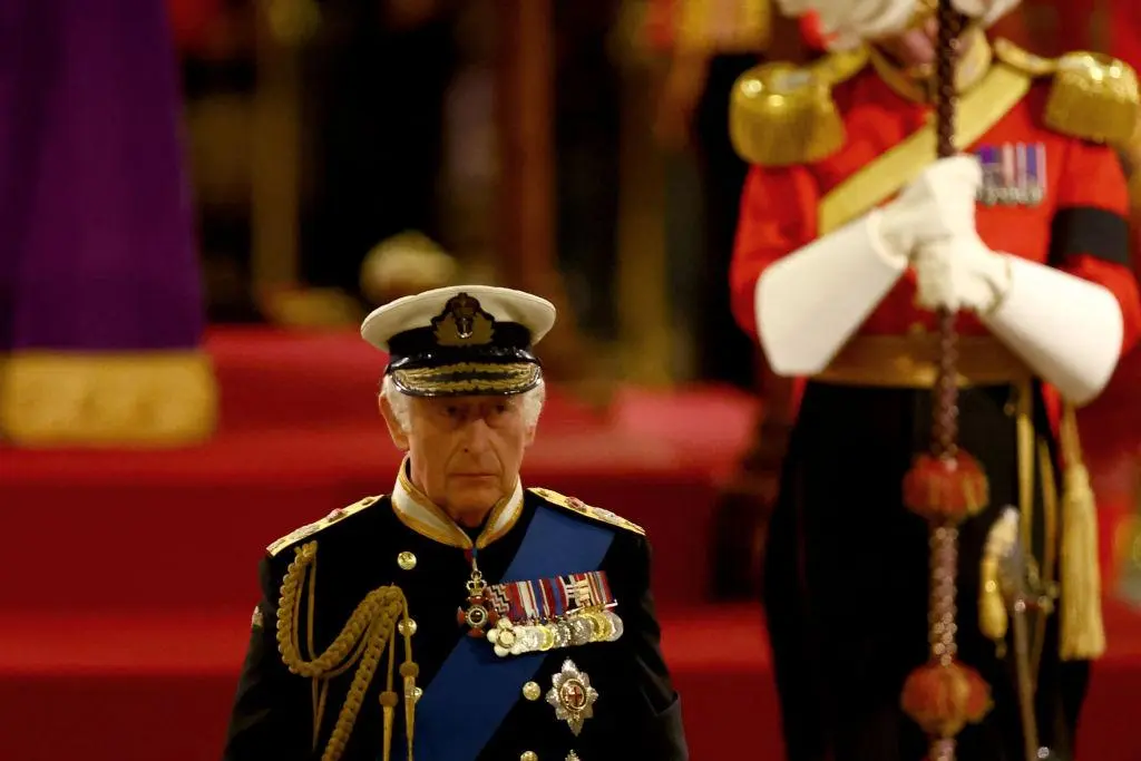 Król Karol III w Westminster Hall przy trumnie matki