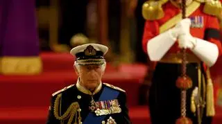 Król Karol III w Westminster Hall przy trumnie matki