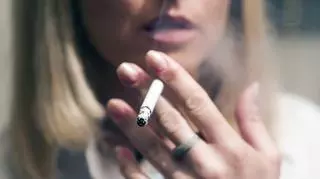 kobieta, która pali papierosa 