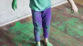 Jak usunąć farbę olejną z różnych powierzchni? Sprawdzone metody krok po kroku