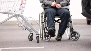 Zmuszali niepełnosprawnych do żebrania pod supermarketami. Grozi im 15 lat więzienia 