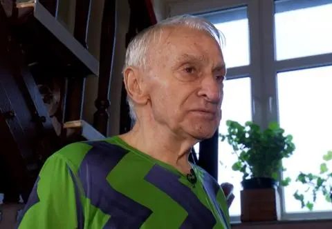 80-latek trenuje bieganie po schodach. "Coś muszę robić" 