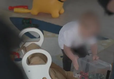 Oskarżenia o przemoc wobec dwuletniego chłopca. "Jesteśmy rozbici i przerażeni"
