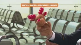 Śpiewająco wchodzimy w środę - śpiewający steward hitem internetu - napisy