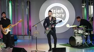 Paweł Tur na scenie Dzień Dobry TVN. Zaśpiewał nową interpretację piosenki "Za ostatni grosz" 
