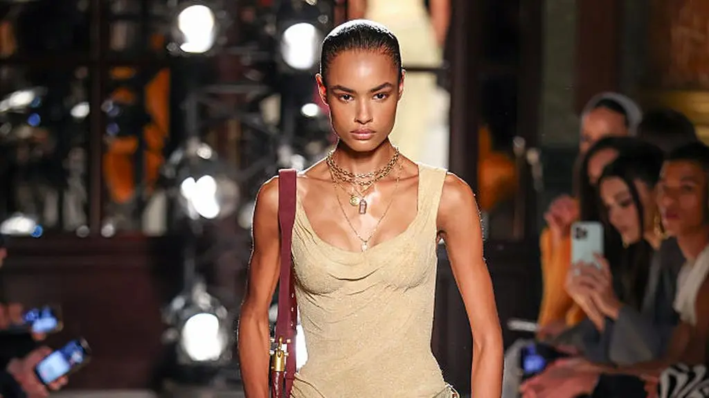 Haremki pokaz Balmain. Paris Fashion Week 