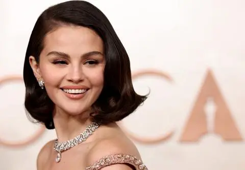 "Peach Champagne" to najnowszy hit w stylizacji paznokci. Wypromowała go Selena Gomez