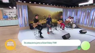 Artur Żmijewski z zespołem w utworze "In my secret life"