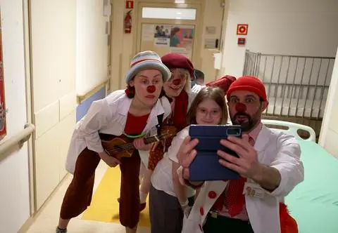 Śmiechem zarażają najmniejszych pacjentów. "Można powiedzieć, że to jest praca marzeń"