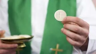 Hostia niskoglutenowa w kościele - kto może ją przyjąć?