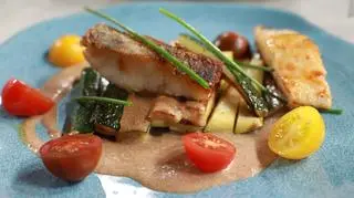 Miruna z sosem piernikowym i miętową cukinią (zero waste)