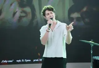 Zaczynał jako uliczny grajek. Dziś Oskar Cyms jest koleją gwiazdą, która wystąpi w Operze Leśnej