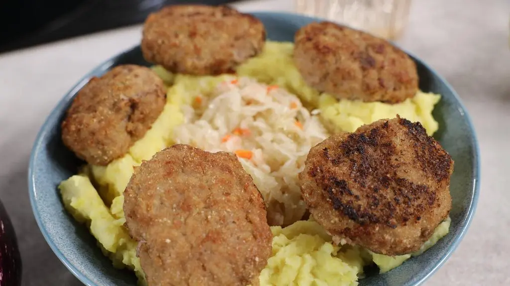 Kotlety mielone z puree ziemniaczanym i surówką z kapusty kiszonej