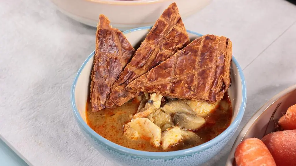 Chicken and mushroom pie z ciastem francuskim