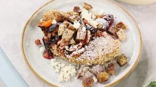 Poranne kotlety z chleba, sera capri, miodu ze śliwkami i orzechami