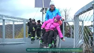 Młodzi strażacy pomagają niepełnosprawnej Karolinie 