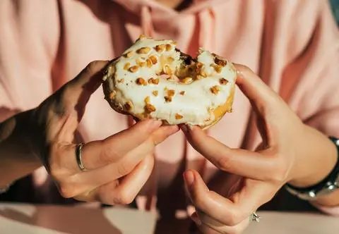 Puszyste pączki według uczestnika "MasterChefa". "Kremowy środek wypływa przy pierwszym kęsie"