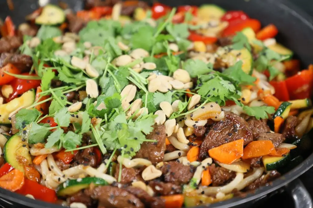Udon teriyaki z wołowiną i warzywami 