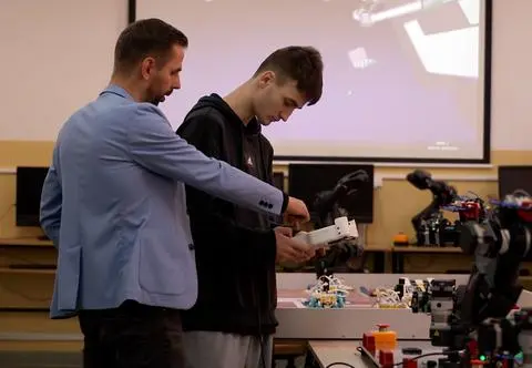 Nastolatkowie budują i programują roboty. "Możemy nadążać za rozwojem przemysłu"