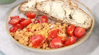 Tofucznica ze szczypiorkiem, pomidorami, chlebem i masłem