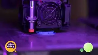 Uczniowie budują i programują roboty (napisy + plansza)