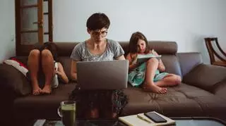 kobieta przy komputerze z dziećmi, matka