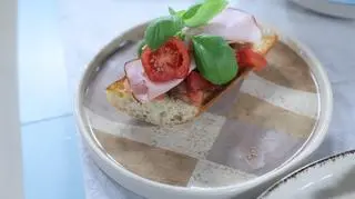 A’la bruschetta z kolorowymi pomidorami i szynką